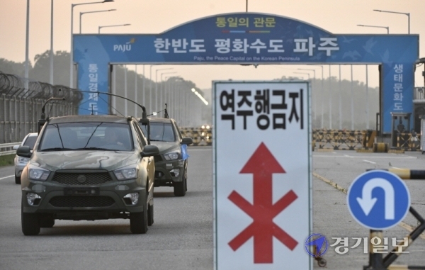 북한이 개성 남북공동연락사무소를 폭파한 16일 오후 파주 통일대교에서 군 차량들이 이동하고 있다. 조주현기자