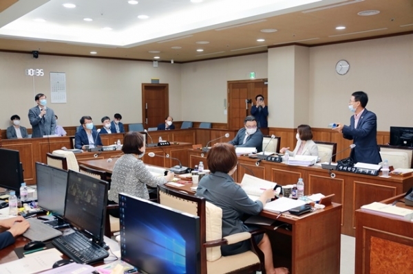 의정부시의회 도시건설위원회 행정감사 현장.