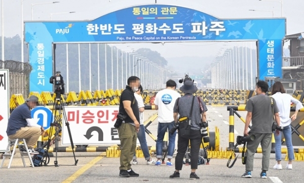북한이 접경지역 군사훈련 재개 등 군사합의 파기를 시사한 17일 파주 통일대교에 취재진이 취재를 하고 있다. 조주현 기자