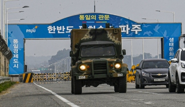 북한이 접경지역 군사훈련 재개 등 군사합의 파기를 시사한 17일 파주시 통일대교에서 군 차량이 이동하고 있다. 조주현 기자