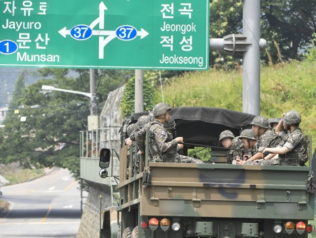 ▲ 북한이 접경지역 군사훈련 재개 등 군사합의 파기를 시사한 17일 파주 접경지역에서 군 병력이 이동하고 있다.조주현기자