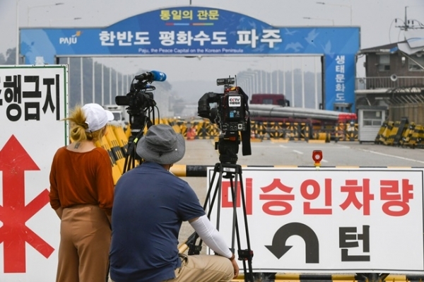 북한이 접경지역 군사훈련 재개 등 군사합의 파기를 시사한 17일 파주시 통일대교에서 외신 기자들이 취재를 하고 있다. 조주현 기자