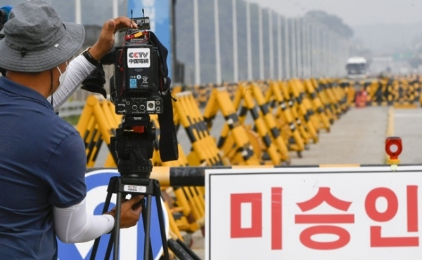 북한이 접경지역 군사훈련 재개 등 군사합의 파기를 시사한 17일 파주시 통일대교에서 외신 기자들이 취재를 하고 있다. 조주현 기자