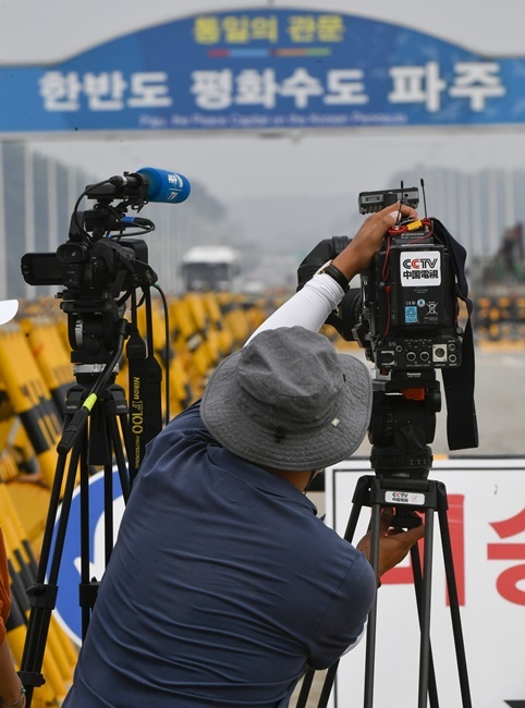 북한이 접경지역 군사훈련 재개 등 군사합의 파기를 시사한 17일 파주시 통일대교에서 외신 기자들이 취재를 하고 있다. 조주현 기자
