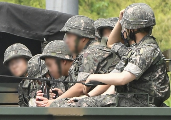 북한이 접경지역 군사훈련 재개 등 군사합의 파기를 시사한 17일 파주 접경지역에서 군 병력이 이동하고 있다. 조주현 기자