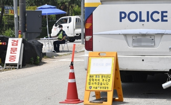 경기도가 연천·포천·파주 등 5개 지역에 대북전단(삐라) 살포자의 출입을 금지하는 ‘위험구역 설정 및 행위금지 행정명령’을 내린 17일 오후 파주 접경지역에 경찰이 대북전단 살포를 막기 위해 검문소를 운영하고 있다. 조주현 기자