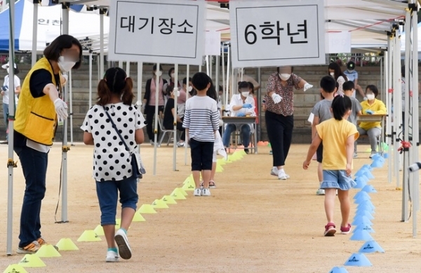 17일 오전 코로나19 확진자가 나온 인천시 미추홀구의 한 초등학교 학생들이 검체 검사를 받기 위해 운동장으로 들어가고 있다. 장용준기자