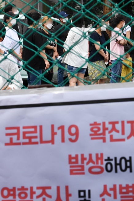 17일 오전 코로나19 확진자가 나온 인천시 미추홀구의 한 초등학교 정문에서 학부모들이 검체 검사를 받는 학생들을 기다리고 있다. 장용준기자