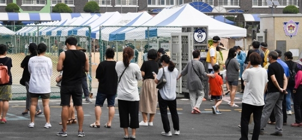 17일 오전 코로나19 확진자가 나온 인천시 미추홀구의 한 초등학교 정문에서 학부모들이 검체 검사를 받는 학생들을 기다리고 있다. 장용준기자