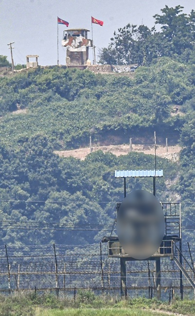 북한이 접경지역 군사훈련 재개 등 군사합의 파기를 시사한 17일 오전 우리측 초소 인접한 북측 초소에서 북한군이 보초를 서고 있다. 조주현 기자