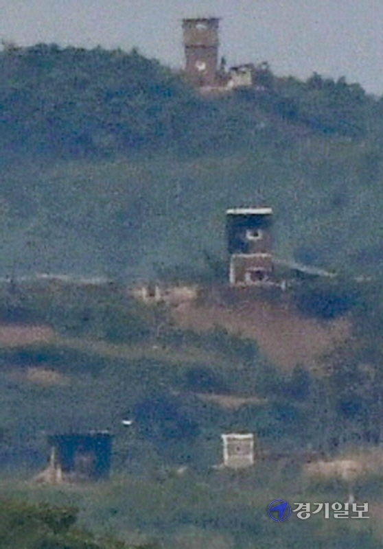 17일 오후 김포시 접경지역에서 바라본 황해북도 개풍군에 북한군 초소가 보이고 있다. 조주현기자
