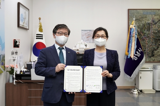 은수미 성남시장(오른쪽)과 변창흠 LH 사장이 17일 시장 집무실에서 성호시장 시설현대화 및 복합개발사업을 위한 업무협약을 체결하고 기념촬영을 하고 있다. 성남시 제공