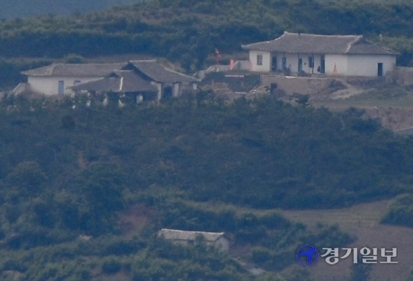북측이 개성공단 남북공동연락사무소를 폭파하고 군사적 행동을 예고한 가운데 17일 오후 파주 오두산 통일전망대에서 바라본 북한 황해북도 개풍군 마을에 긴장감이 감돌고 있다.조주현기자