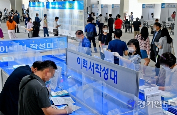 17일 용인시민체육공원에서 열린 용인시 일자리박람회를 찾은 구직자들이 이력서를 작성하고 있다. 이날 박람회에는 지역 우수기업 56사가 참여해 212명의 인재 채용에 나서 성황을 이뤘다. 윤원규기자