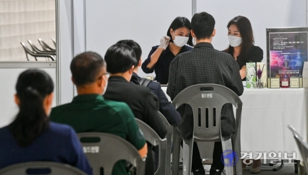 17일 용인시민체육공원에서 열린 용인시 일자리박람회를 찾은 구직자들이 자신의 면접을 기다리고 있다. 이날 박람회에는 지역 우수기업 56사가 참여해 212명의 인재 채용에 나서 성황을 이뤘다. 윤원규기자