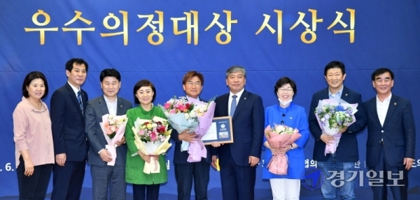 17일 경기도의회 대회의실에서 열린 '제8회 우수의정대상 시상식'에서 우수 의원연구단체상 수상자들이 도의회 송한준 의장과 염종현 더불어민주당 대표의원 등과 기념촬영을 하고 있다. 이번 시상식에선 도의원 27명이 우수의정대상을, 4개 단체가 우수 의원연구단체상을 각각 수상했다. 김시범기자