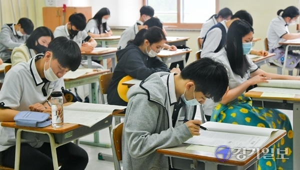 2020년 6월 전국연합학력평가가 열린 18일 오전 수원 천천고등학교에서 3학년 학생들이 마스크를 착용한채 시험에 응시하고 있다. 전국 2천여개 고등학교와 420여개 학원에서 동시 실시된 이번 모의고사엔 재학생 41만6천여명, 졸업생 6만6천여명 등 48만여명이 응시했다. 윤원규기자