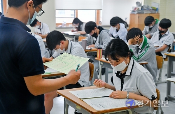 2020년 6월 전국연합학력평가가 열린 18일 오전 수원 천천고등학교에서 3학년 학생들이 마스크를 착용한채 시험에 응시하고 있다. 전국 2천여개 고등학교와 420여개 학원에서 동시 실시된 이번 모의고사엔 재학생 41만6천여명, 졸업생 6만6천여명 등 48만여명이 응시했다. 윤원규기자