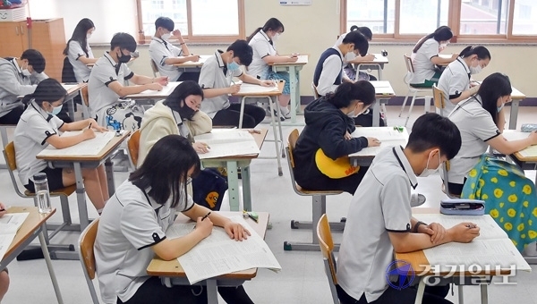2020년 6월 전국연합학력평가가 열린 18일 오전 수원 천천고등학교에서 3학년 학생들이 마스크를 착용한채 시험에 응시하고 있다. 전국 2천여개 고등학교와 420여개 학원에서 동시 실시된 이번 모의고사엔 재학생 41만6천여명, 졸업생 6만6천여명 등 48만여명이 응시했다. 윤원규기자