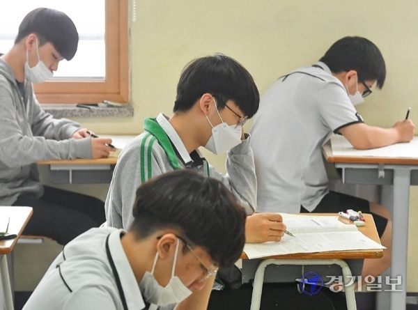 2020년 6월 전국연합학력평가가 열린 18일 오전 수원 천천고등학교에서 3학년 학생들이 마스크를 착용한채 시험에 응시하고 있다. 전국 2천여개 고등학교와 420여개 학원에서 동시 실시된 이번 모의고사엔 재학생 41만6천여명, 졸업생 6만6천여명 등 48만여명이 응시했다. 윤원규기자