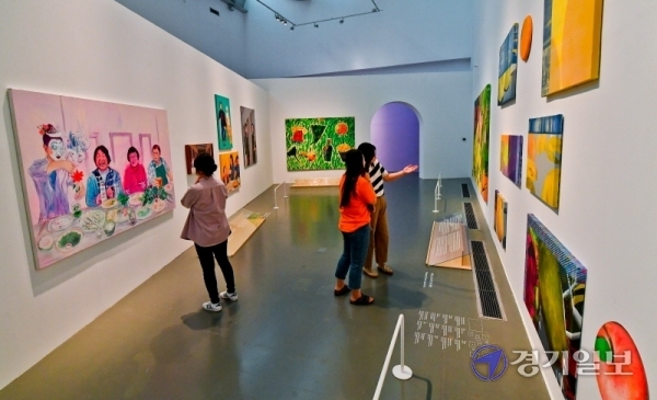 경기도미술관 2020 상설교육전시 '그림, 그리다'  전시장의 모습. 인물, 순간 등 다양한 주제로 전시된 작품을 보며, 다양한 작가들의 시선을 바라볼 수 있다. 윤원규기자