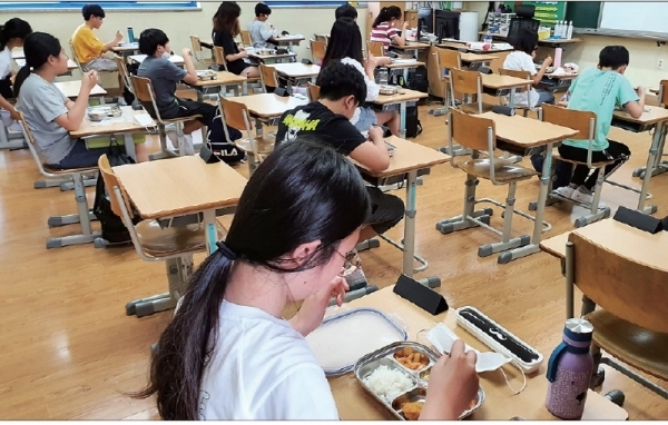 남양주 주곡초등학교 학생들이 교실에서 도시락 급식을 먹고있다.