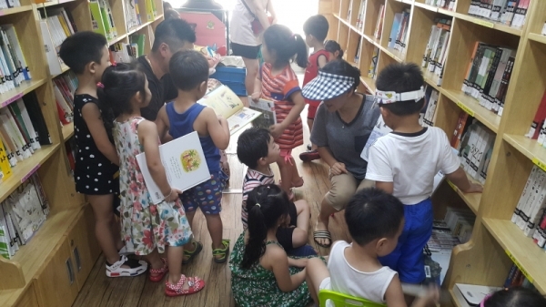 어린이들이 고양시 이동도서관을 이용하고 있다. 최근 이동도서관 운영 중단이 검토되고 있어 도서소외지역 주민들이 반대하고 있다. 고양시 이동도서관 제공