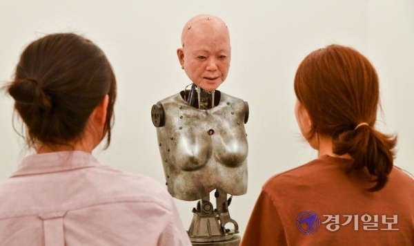 노진아 작가의 '나의 기계엄마'작품. 사람의 표정을 보면서 딥러닝을 하고, 다양한 표정을 드러내는 기계엄마를 보며 기계와 인간의 경계를 생각해 볼 수 있다. 윤원규기자