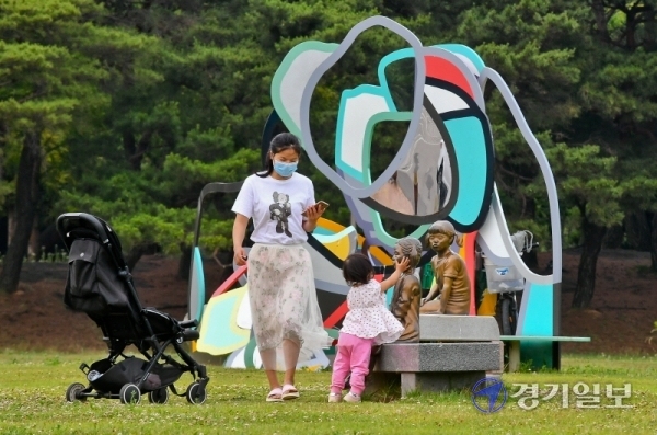 경기도 미술관 외부에도 다양한 조각 전시공원이 있다. 화랑저수지의 바람을 맞으면서 거닐기에도 좋다. 윤원규기자