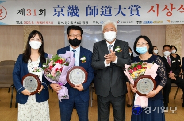 경기일보사 제정 ‘제31회 경기사도대상 시상식’이 열린 18일 오후 본보 대강당에서 본보 이순국 사장이 각 부문 수상자들에게 시상을 하고 있다. 김시범기자