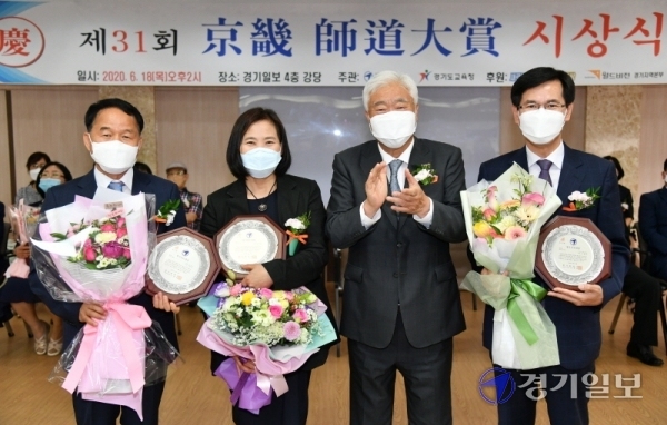 경기일보사 제정 ‘제31회 경기사도대상 시상식’이 열린 18일 오후 본보 대강당에서 본보 이순국 사장이 각 부문 수상자들에게 시상을 하고 있다. 김시범기자
