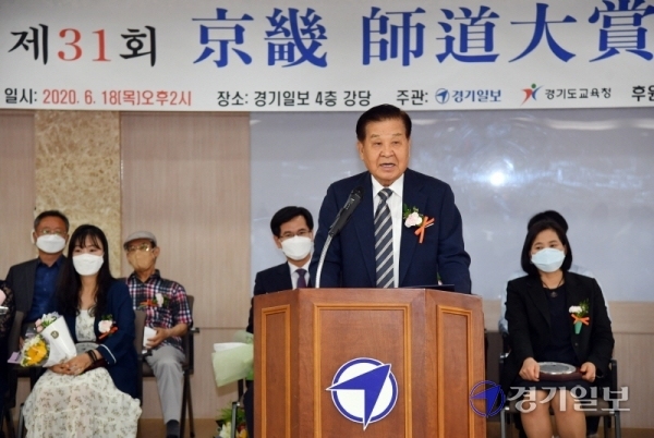 경기일보사 제정 ‘제31회 경기사도대상 시상식’이 열린 18일 오후 본보 대강당에서 본보 신항철 대표이사 회장이 축사를 하고 있다. 김시범기자