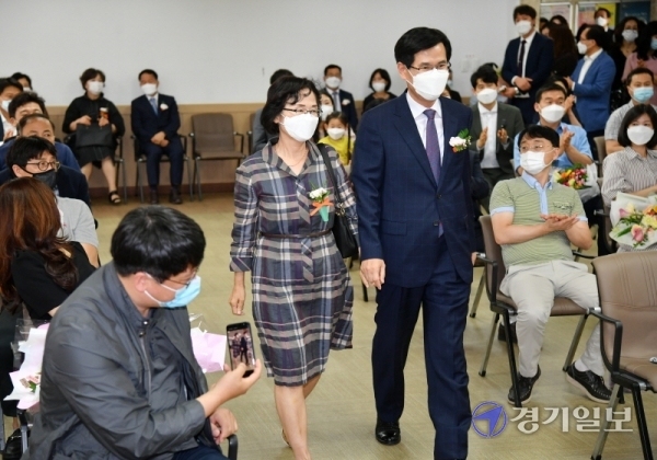 경기일보사 제정 ‘제31회 경기사도대상 시상식’이 열린 18일 오후 본보 대강당에서 각 부문 수상자들이 배우자와 함께 입장하고 있다. 김시범기자