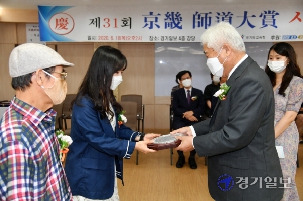 경기일보사 제정 ‘제31회 경기사도대상 시상식’이 열린 18일 오후 본보 대강당에서 본보 이순국 사장이 각 부문 수상자들에게 시상을 하고 있다. 김시범기자