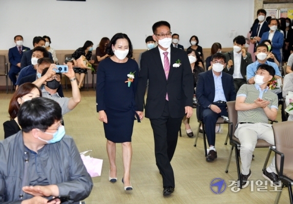 경기일보사 제정 ‘제31회 경기사도대상 시상식’이 열린 18일 오후 본보 대강당에서 각 부문 수상자들이 배우자와 함께 입장하고 있다. 김시범기자