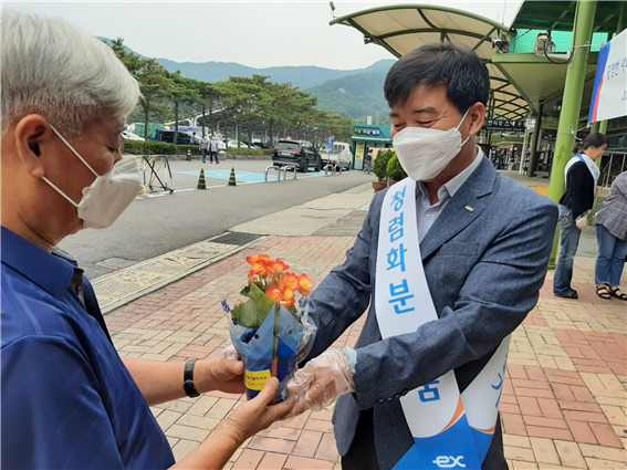 ▲ 한국도로공사 경기광주지사가 이천(하남)휴게소에서 고객 대상 청렴화분 나눔행사를 진행하고 있다. 한국도로공사 경기광주지사