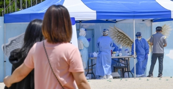 19일 오전 안산시 와동초등학교 학생들이 코로나19 검사를 받고 있다. 지난 17일 이 학교에 재학하는 2학년 학생이 코로나19 확진 판정을 받으면서 학생과 교직원 등 788명에 대한 전수 검사가 실시됐다. 조주현 기자