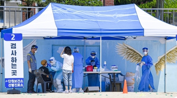 19일 오전 안산시 와동초등학교 학생들이 코로나19 검사를 받고 있다. 지난 17일 이 학교에 재학하는 2학년 학생이 코로나19 확진 판정을 받으면서 학생과 교직원 등 788명에 대한 전수 검사가 실시됐다. 조주현 기자