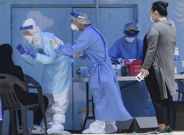 19일 오전 안산시 와동초등학교 학생들이 코로나19 검사를 받고 있다. 지난 17일 이 학교에 재학하는 2학년 학생이 코로나19 확진 판정을 받으면서 학생과 교직원 등 788명에 대한 전수 검사가 실시됐다. 조주현 기자