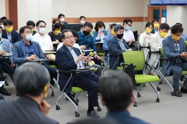 조광한 남양주시장이 민선7기 2주년 맞아 '공간·교통·환경·복지' 3+1혁신 강조하며 토론을 하고 있다. 남양주시