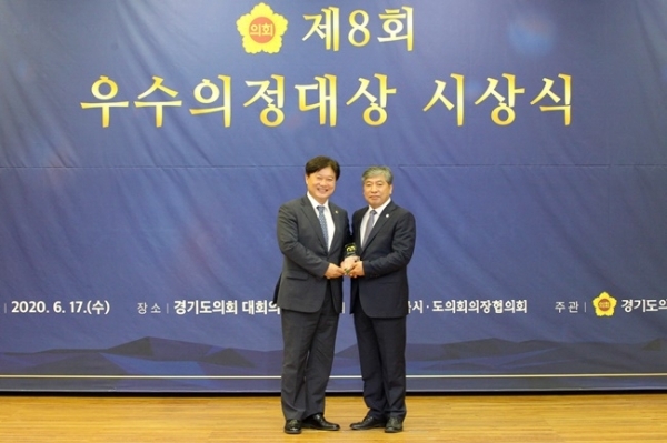 경기도의회 성수석 의원이 '제8회 우수 의정대상' 시상식에서 의정대상 수상 후 폽즈를 취하고 있다.