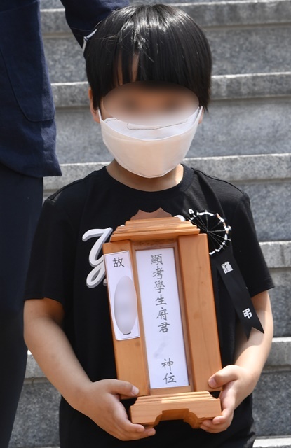 '이천 한익스프레스 물류창고 화재 사고 희생자 합동 영결식'이 열린 20일 오전 이천시 서희청소년문화센터에서 유가족들이 고인의 위패와 영정을 들고 영결식장을 나서고 있다. 조주현 기자