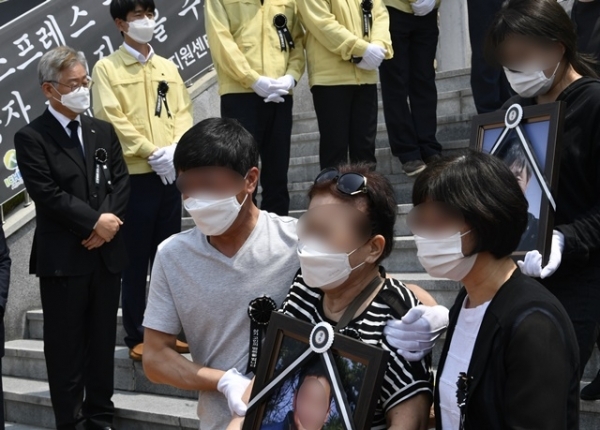 '이천 한익스프레스 물류창고 화재 사고 희생자 합동 영결식'이 열린 20일 오전 이천시 서희청소년문화센터에서 이재명 경기도지사가 고인의 위패와 영정을 들고 영결식장을 나서는 유가족들을 배웅하고 있다. 조주현 기자