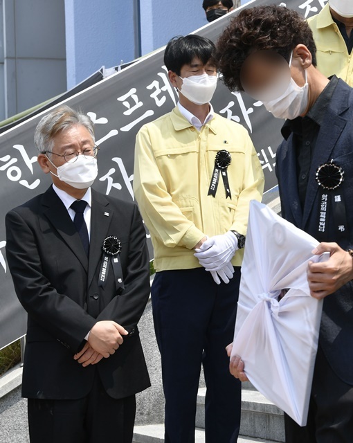 '이천 한익스프레스 물류창고 화재 사고 희생자 합동 영결식'이 열린 20일 오전 이천시 서희청소년문화센터에서 이재명 경기도지사가 고인의 위패와 영정을 들고 영결식장을 나서는 유가족들을 배웅하고 있다. 조주현 기자