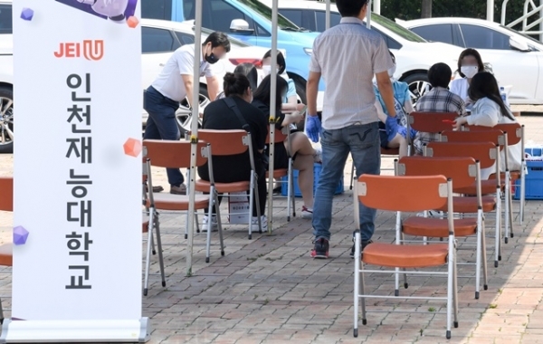20일 2021 전문대학 진로 진학 컨설팅 행사가 열린 인천재능대학교 학생관에서 학생들이 거리를 두고 앉아 상담순서를 기다리고 있다. 장용준 기자
