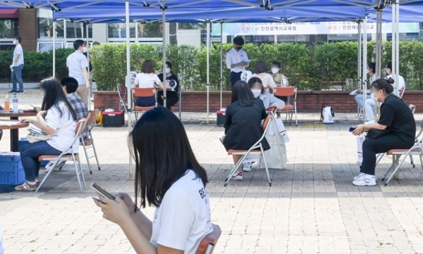 20일 2021 전문대학 진로 진학 컨설팅 행사가 열린 인천재능대학교 학생관에서 학생들이 거리를 두고 앉아 상담순서를 기다리고 있다. 장용준 기자