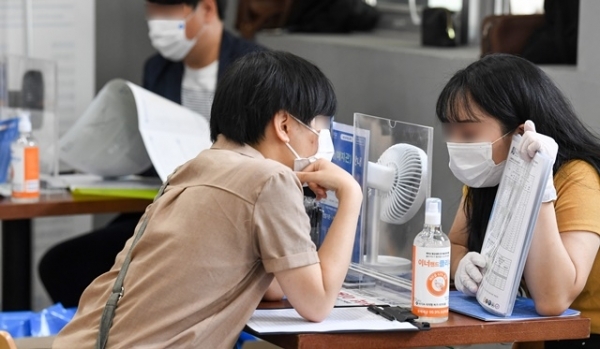 20일 2021 전문대학 진로 진학 컨설팅 행사가 열린 인천재능대학교 학생관에서 학생들이 코로나19 예방을 위한 가림막을 사이에 두고 상담을 하고 있다. 장용준 기자