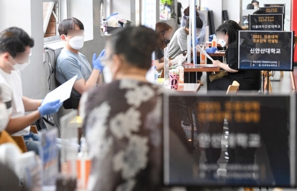 20일 2021 전문대학 진로 진학 컨설팅 행사가 열린 인천재능대학교 학생관에서 학생들이 코로나19 예방을 위한 가림막을 사이에 두고 상담을 하고 있다. 장용준 기자
