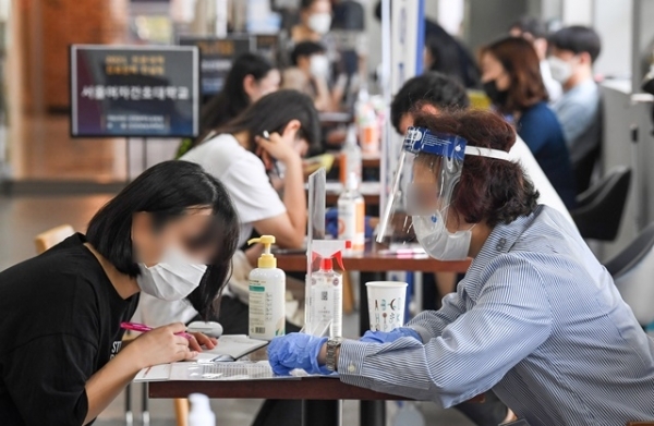 20일 2021 전문대학 진로 진학 컨설팅 행사가 열린 인천재능대학교 학생관에서 학생들이 코로나19 예방을 위한 가림막을 사이에 두고 상담을 하고 있다. 장용준 기자