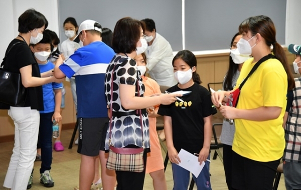 20일 경기일보사 대강당에서 열린 '제5기 수원 피노키오기자 꿈의 학교 개교식'에서 입학생들이 강사 및 친구들과 첫 만남을 갖고 있다. 김시범 기자